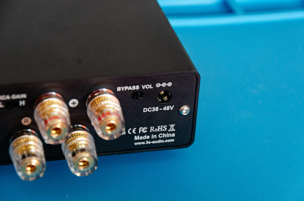 e Audio A7 Amp mit Ansicht von hinten. Detail auf Stromversorgung