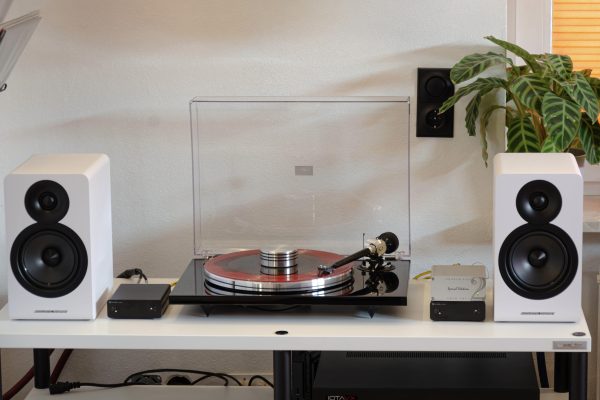 Frontansicht auf Acoustic Energy AE 100² gepaart mit EAT Prelude, Fosi Audio V3 Mono und Graham Slee GramAmp 2 SE