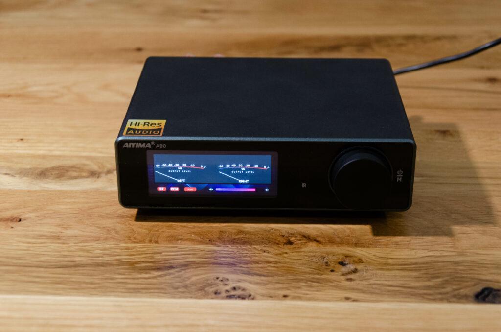 Aiyima A80 - von oben mit VU-Meter im Display