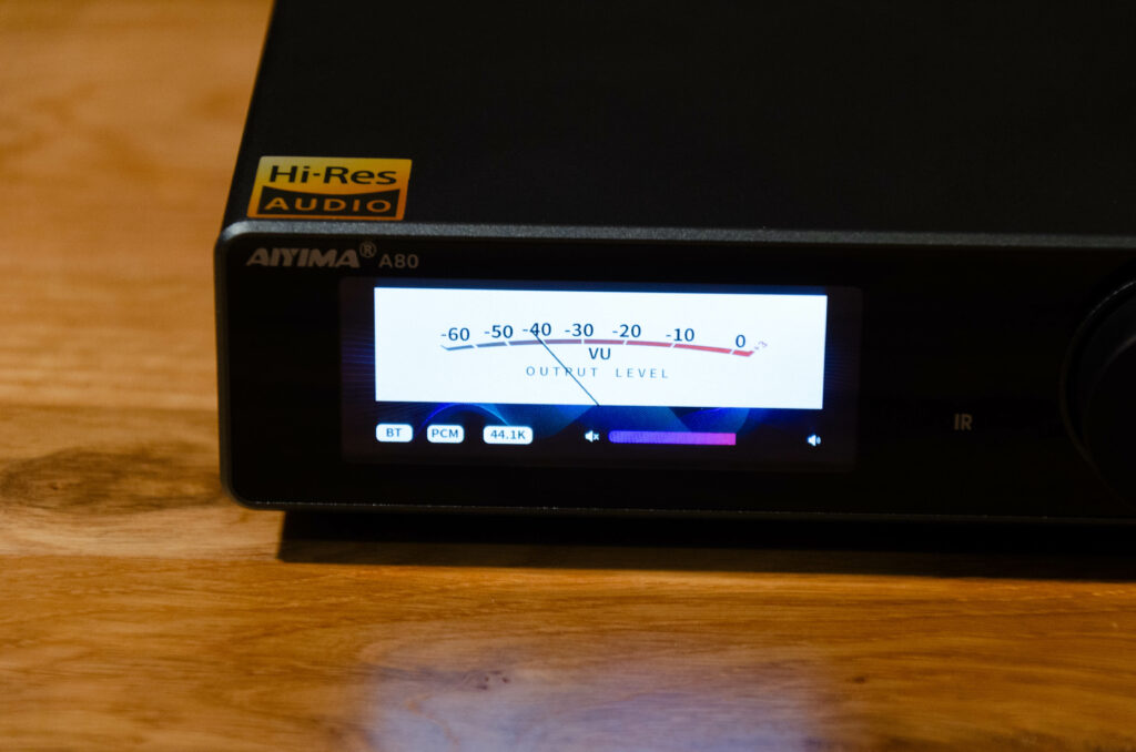 Aiyima A80 - mit einzelnem VU-Meter im Display