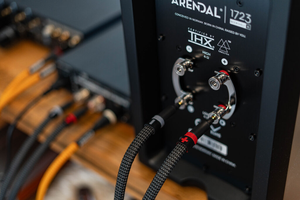 Arendal 1723 Bookshelf S mit WBC Ultimate 7AWG Carbon und Ricable Dedalus am Hypex Nilai und Eversolo DMP-A6. Detailansicht Terminal