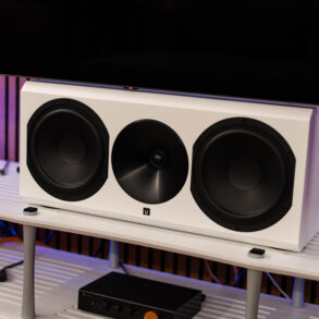 Arendal 1723 Center auf Quadraspire SV3T HiFi-Rack - Frontal leicht seitlich