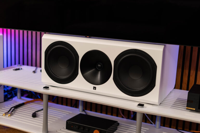 Arendal 1723 Center auf Quadraspire SV3T HiFi-Rack - Frontal leicht seitlich