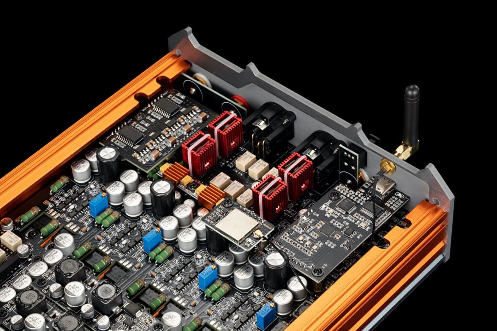 Burson Conductor Stellar - geöffnet von oben, Detail auf die OpAmps