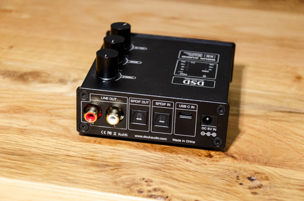 Douk Audio K5 - Ansicht auf die Anschlüsse auf der Rückseite