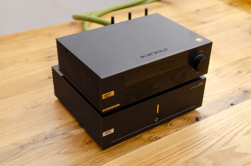 DMP-A6 Master Edition auf dem DMP-A6 stehend