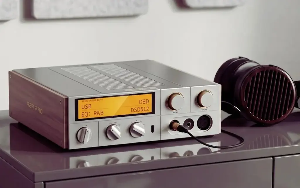 FiiO K17 R2R Pro in grau - Beautyshot auf Schrank mit Kopfhörer.