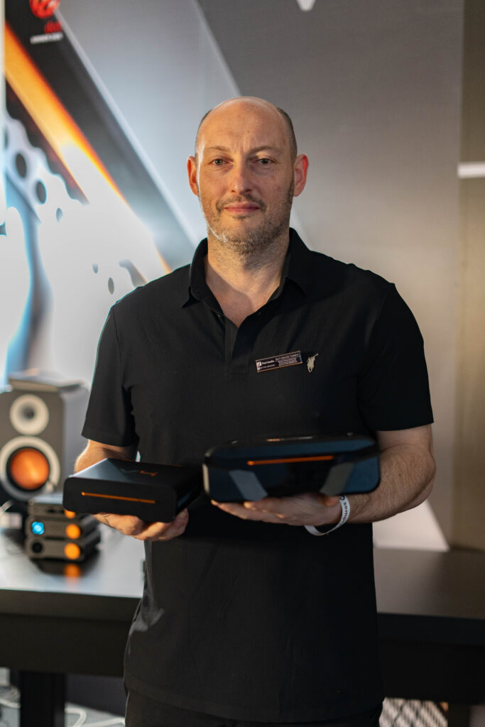Guy David Tuneh, Deputy General Manager Research & Design und Kopf der neuen Reihe "FOSI INGENUUS" präsentiert seine Entwicklungen Fosi Audio V4 und V5