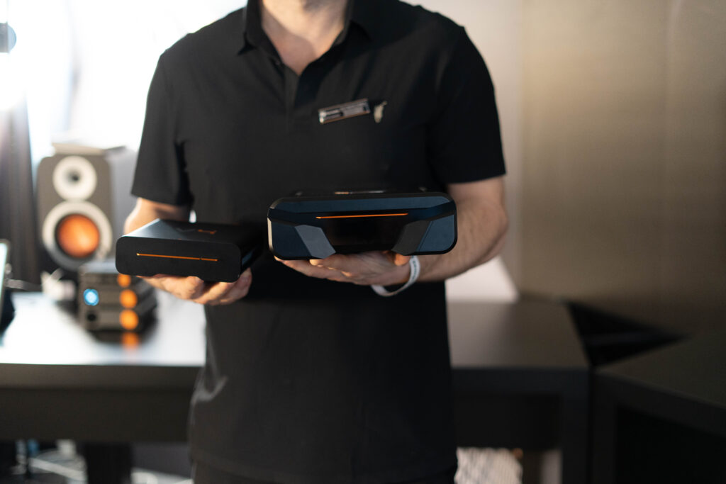 Guy David Tuneh, Deputy General Manager Research & Design und Kopf der neuen Reihe "FOSI INGENUUS" präsentiert seine Entwicklungen Fosi Audio V4 und V5