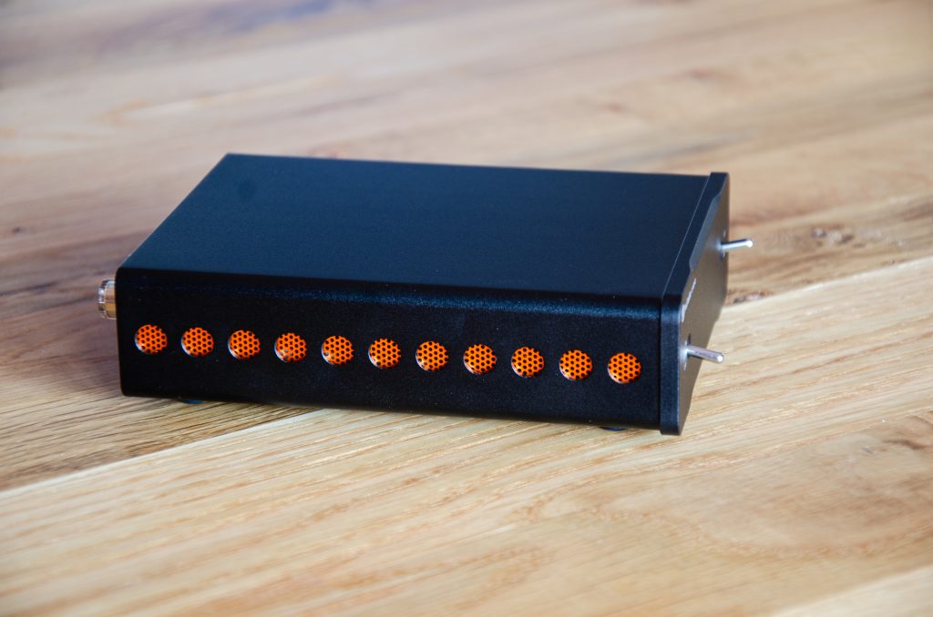 Fosi Audio V3 Mono Seitenansicht mit orangem Lochblech