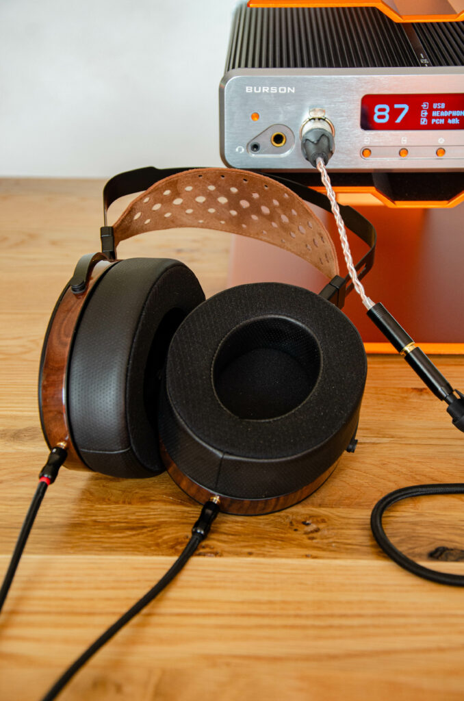 Fosi Audio i5 - liegt auf dem Tisch, Blick in eine Orhmuschel mit Burson Conductor GT4 Deluxe