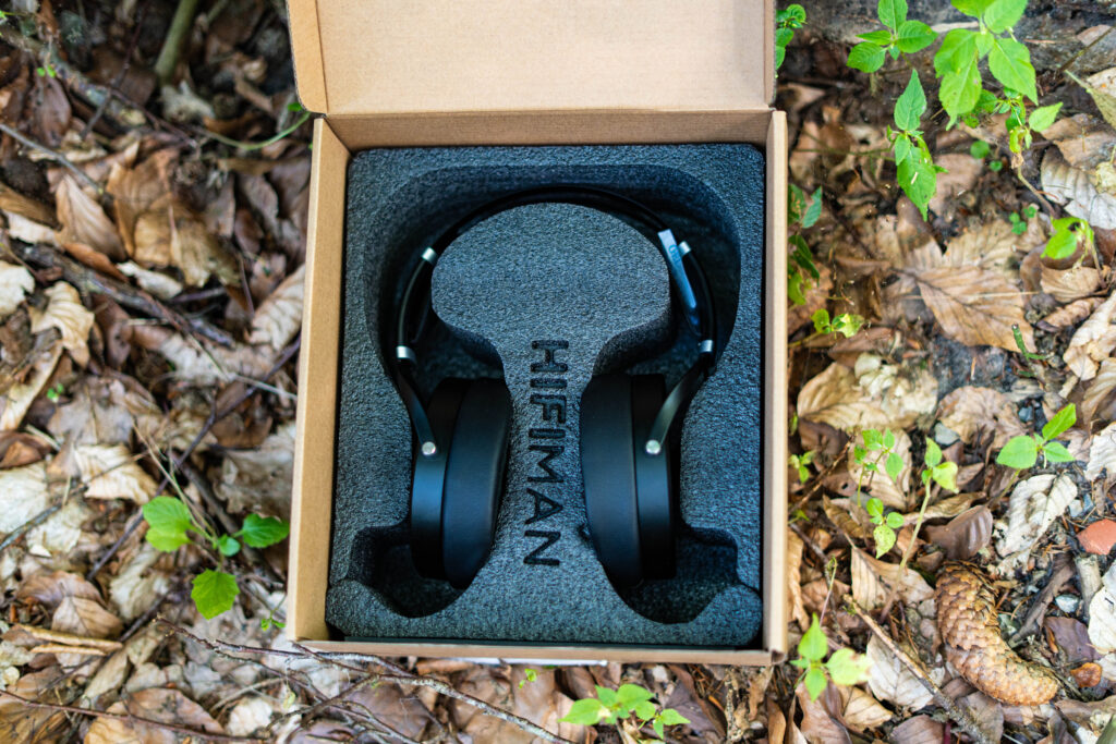 Hifiman Sundara in Verpackung mit Kopfhörerständer