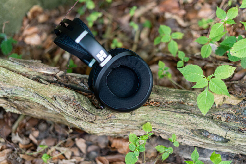 Hifiman Sundara mit Blick in die Ohrmuschel