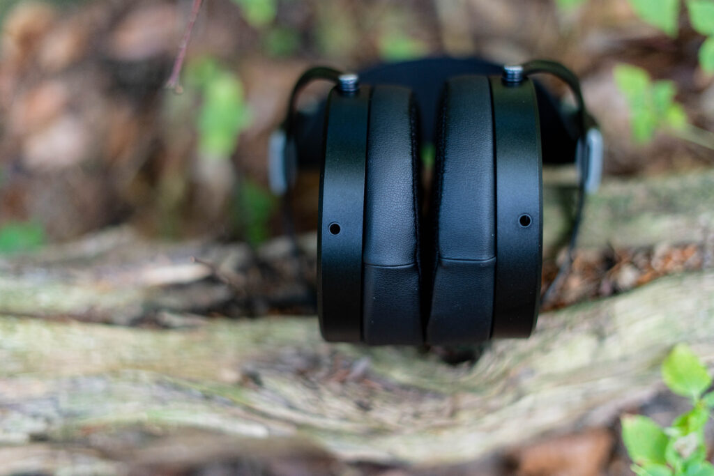 Hifiman Sundara von unten mit Blick auf die Anschlüsse