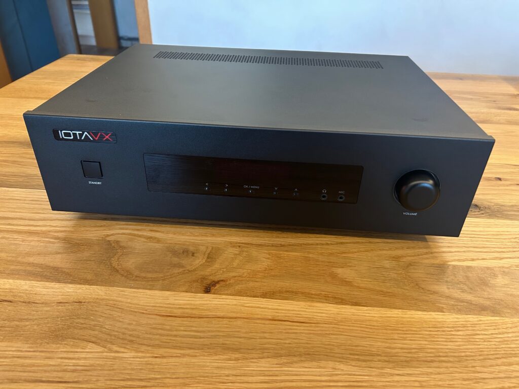 Frontansicht auf die IOTAVX AVX 17 AV-Vorstufe