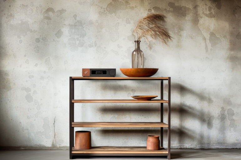 Ferrum WANDLA GoldenSound Edition Gen2 auf Regal vor Betonwand