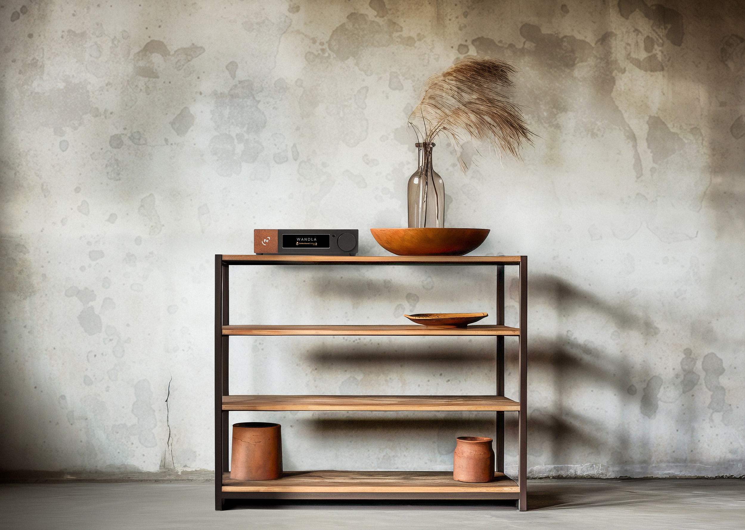 Ferrum WANDLA GoldenSound Edition Gen2 auf Regal vor Betonwand