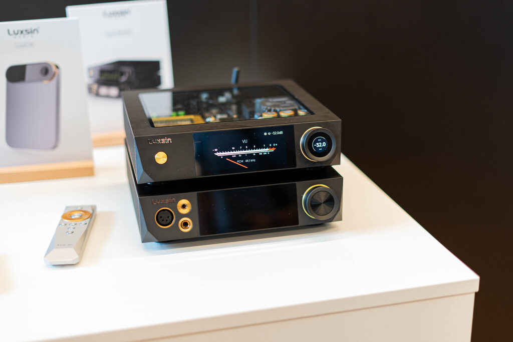 Luxsin HIGH END Vienna 2026 - Luxsin BD9/ Luxsin BH9-Stack mit neuer Fernbedienung daneben