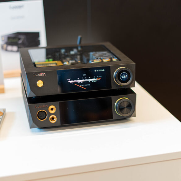 Luxsin HIGH END Vienna 2026 - Luxsin BD9/ Luxsin BH9-Stack mit neuer Fernbedienung daneben