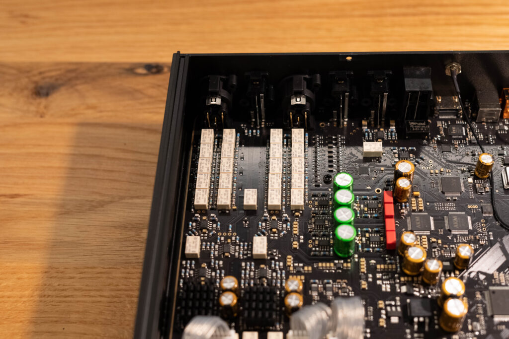 Luxsin X9 - aufgeschraubt mit Blick auf den R2R Ladder für die kanalgleiche Lautstärkeeinstellung