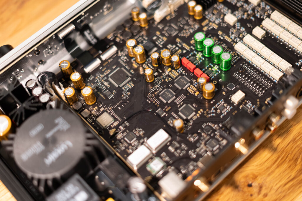 Luxsin X9 - aufgeschraubt mir blick auf die AKM Chips