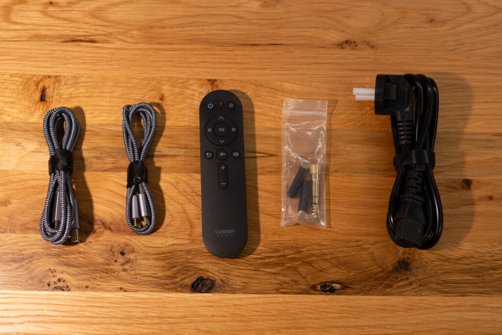 Luxsin X9 - Lieferumfang, mit USB-C zu USB-C, USB-B zu USB-A, Fernbedienung, Netzkabel und einen 3,5mm zu 6,35mm Adapter sowie Netzstecker und Funkantennen