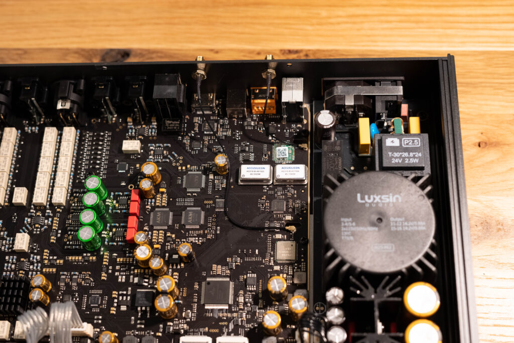 Luxsin X9 - aufgeschraubt mit Blick auf die Oszillatoren