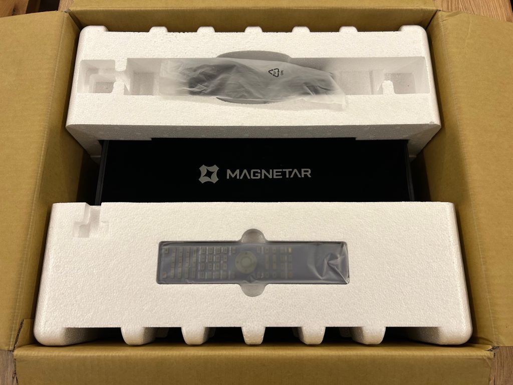 Magnetar UDP900 Unboxing - Player sicher in Styropor verpackt