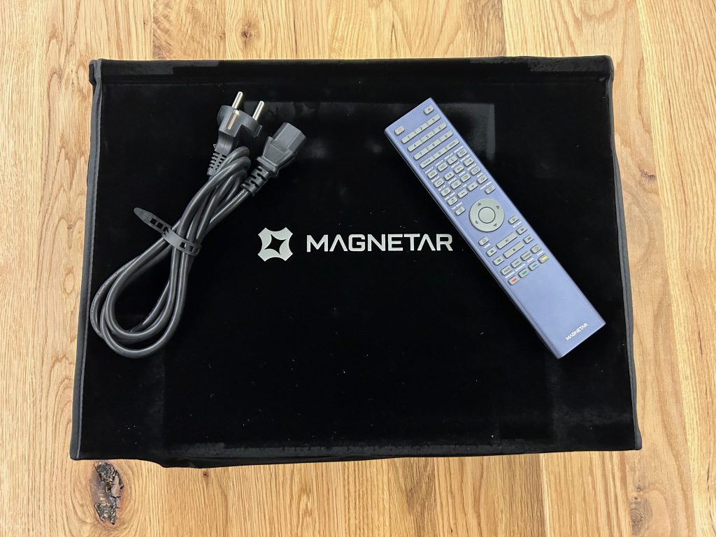 Magnetar UDP900 Unboxing - In der Samttasche verpackter Player mit dem mitgelieferten Stromkabel und der Fernbedienung