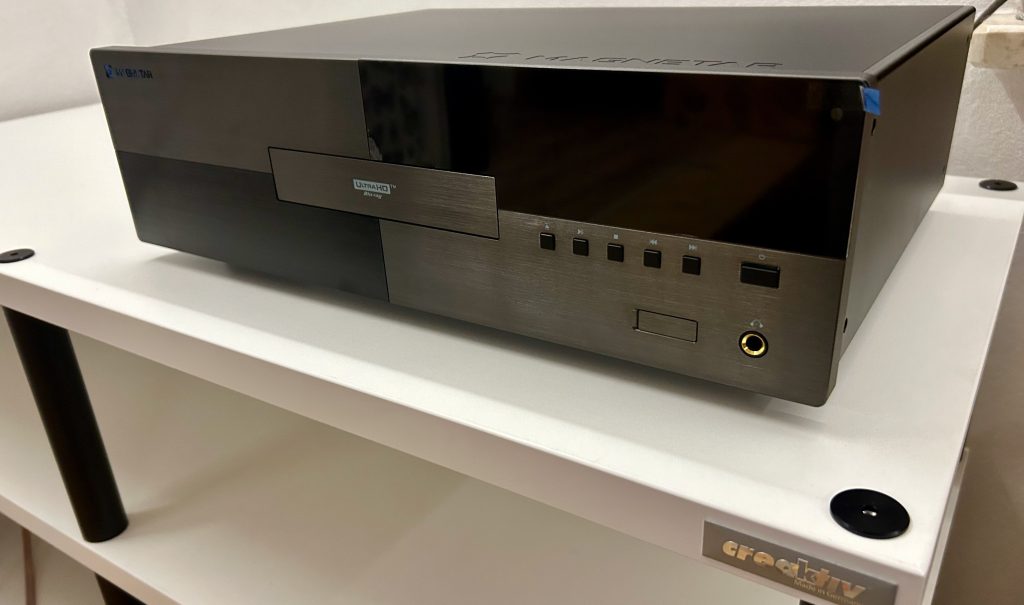 Magnetar UDP900 schräge Frontansicht auf Creaktiv Hifi-Rack