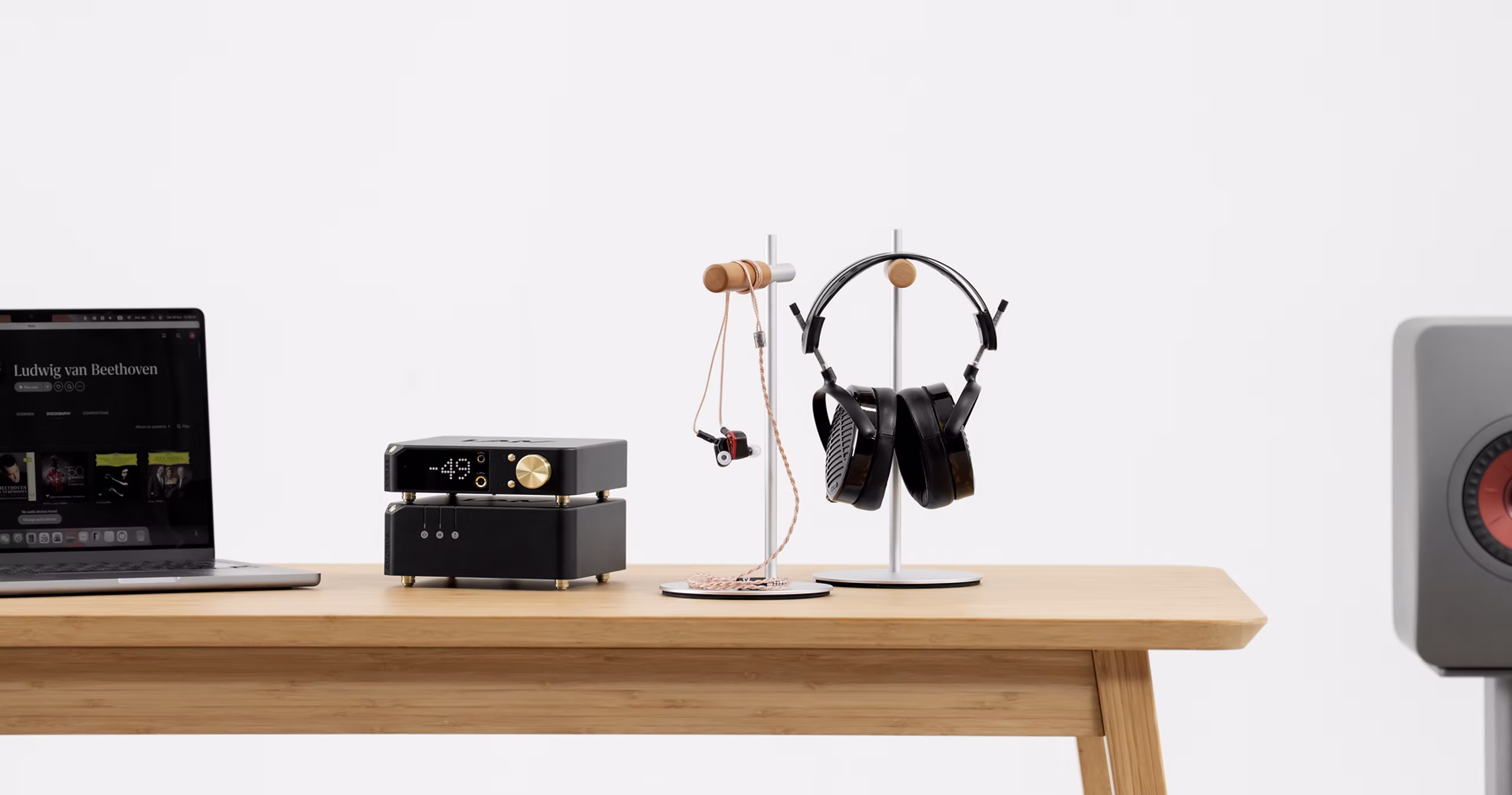 LAiV Crescendo VERSE Setup auf Schreibtisch