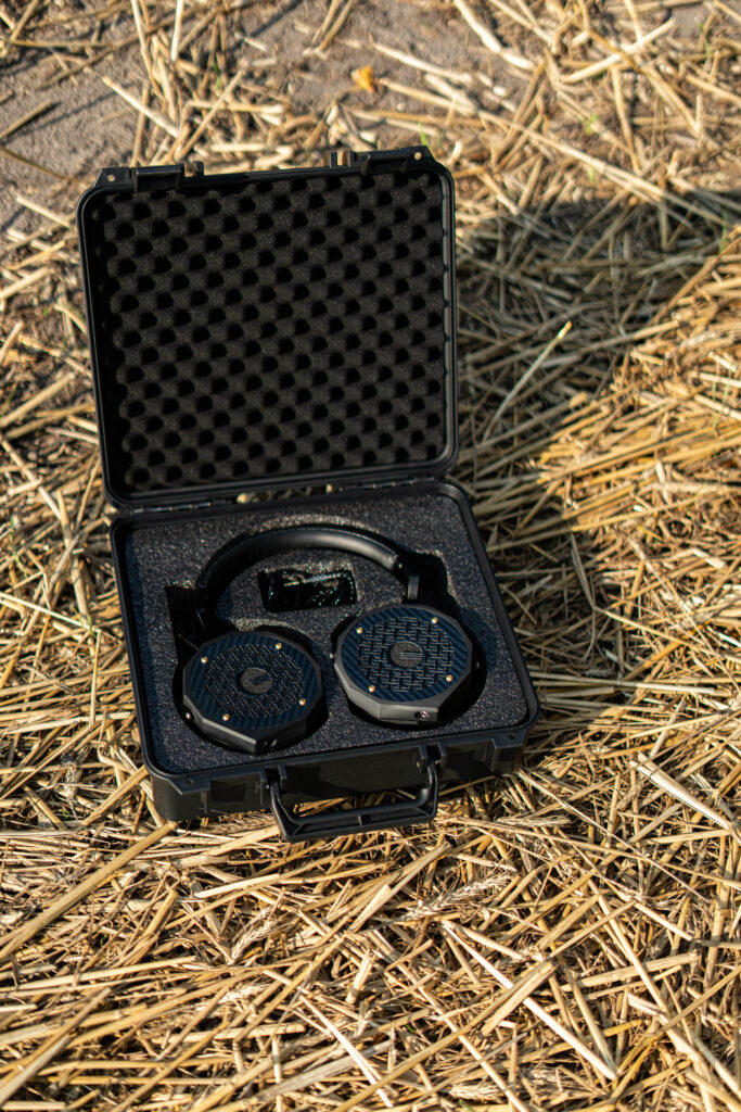 Omne Audio Hendeka im Transportcase auf Stroh