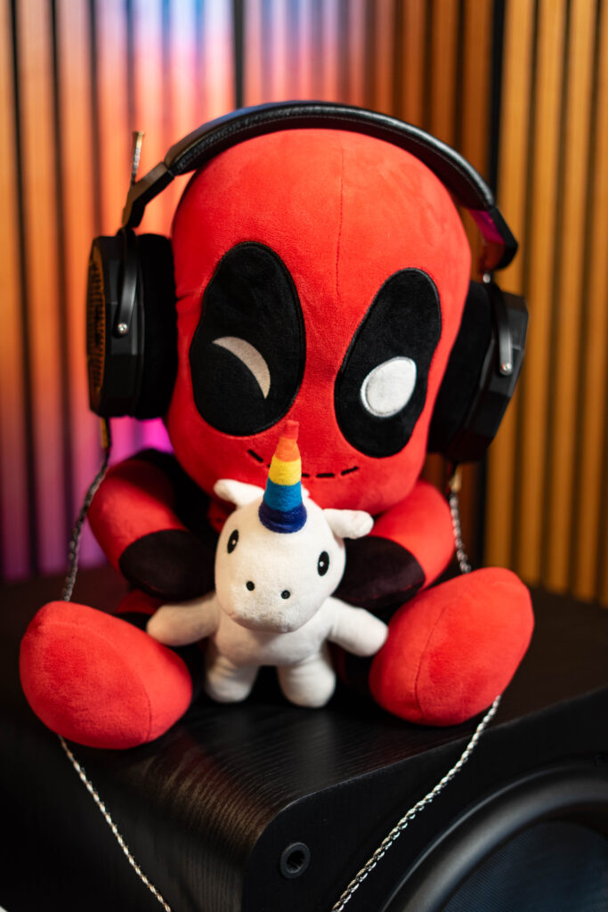 Omne Audio Hendeka getragen von Deadpool