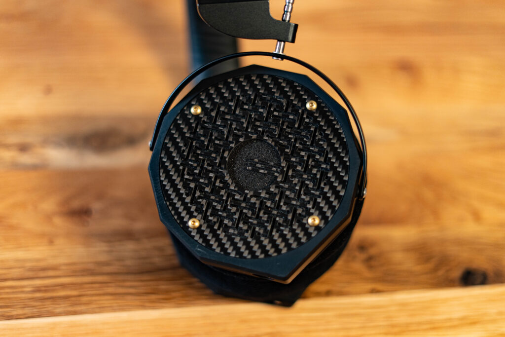 Omne Audio Hendeka Ansicht auf Carbonabdeckung