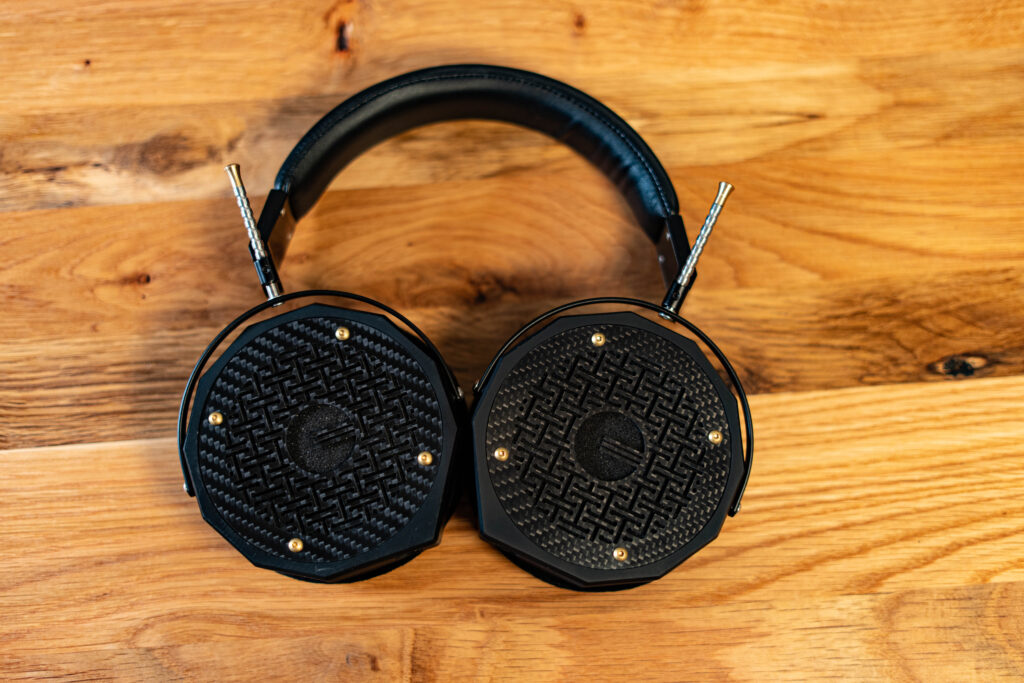 Omne Audio Hendeka flach mit Ansicht auf Carbonabdeckung