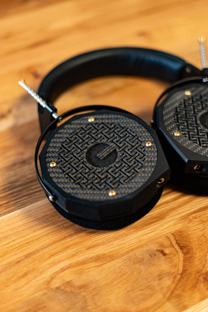 Omne Audio Hendeka flach mit Ansicht auf Carbonabdeckung
