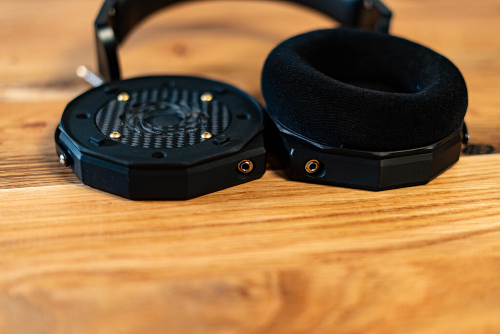 Omne Audio Hendeka flach Ansicht Innen auf den Treiber und Anschlüsse