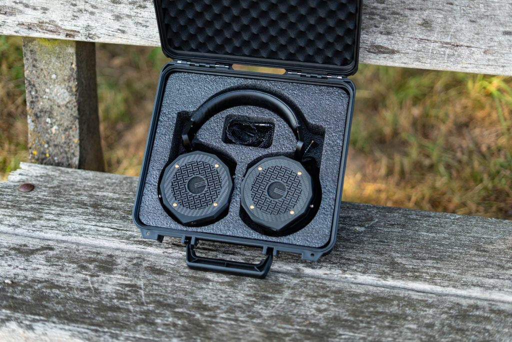 Omne Audio Hendeka im Transportcase auf Bank