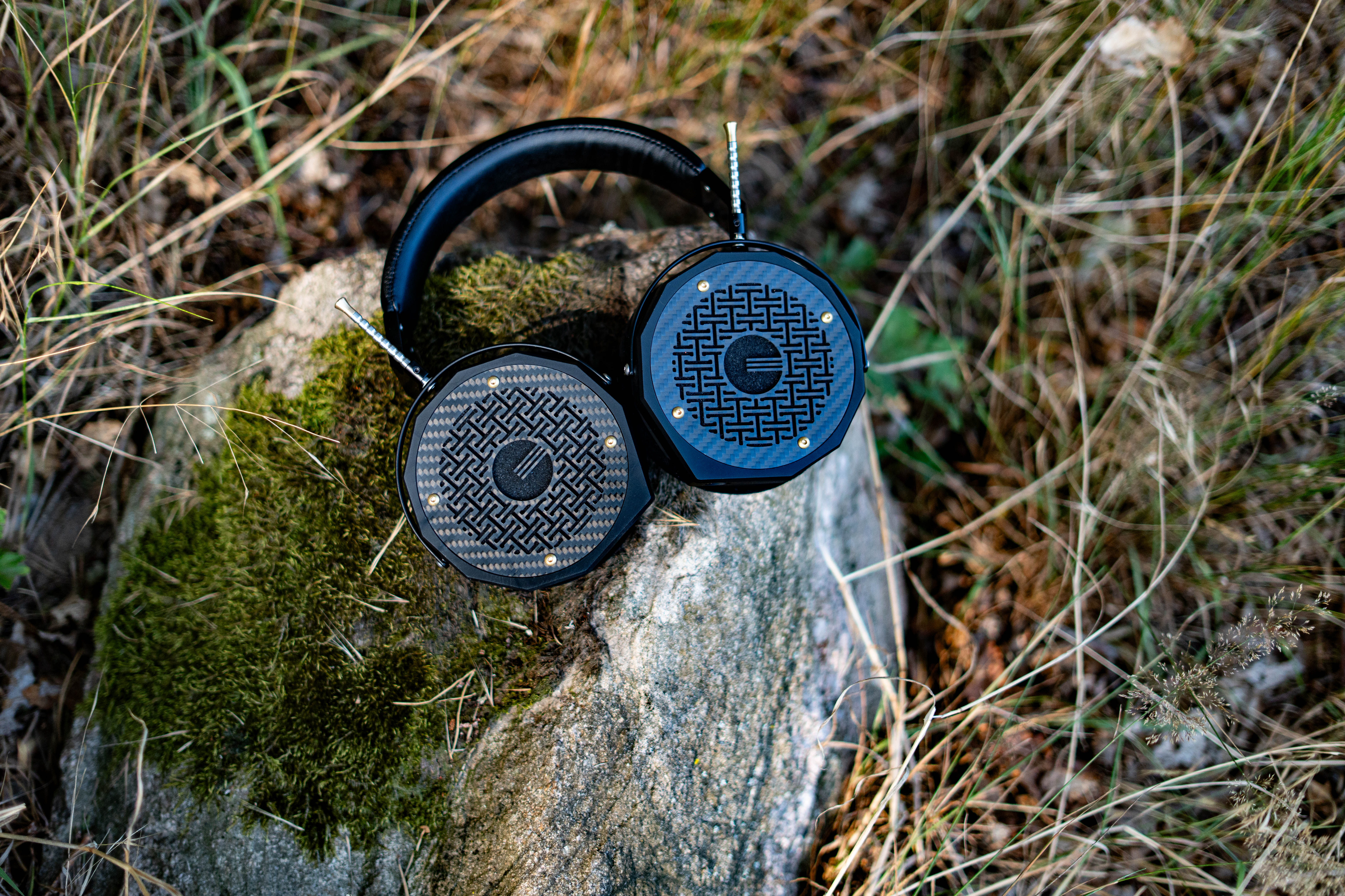 Omne Audio Hendeka auf Stein