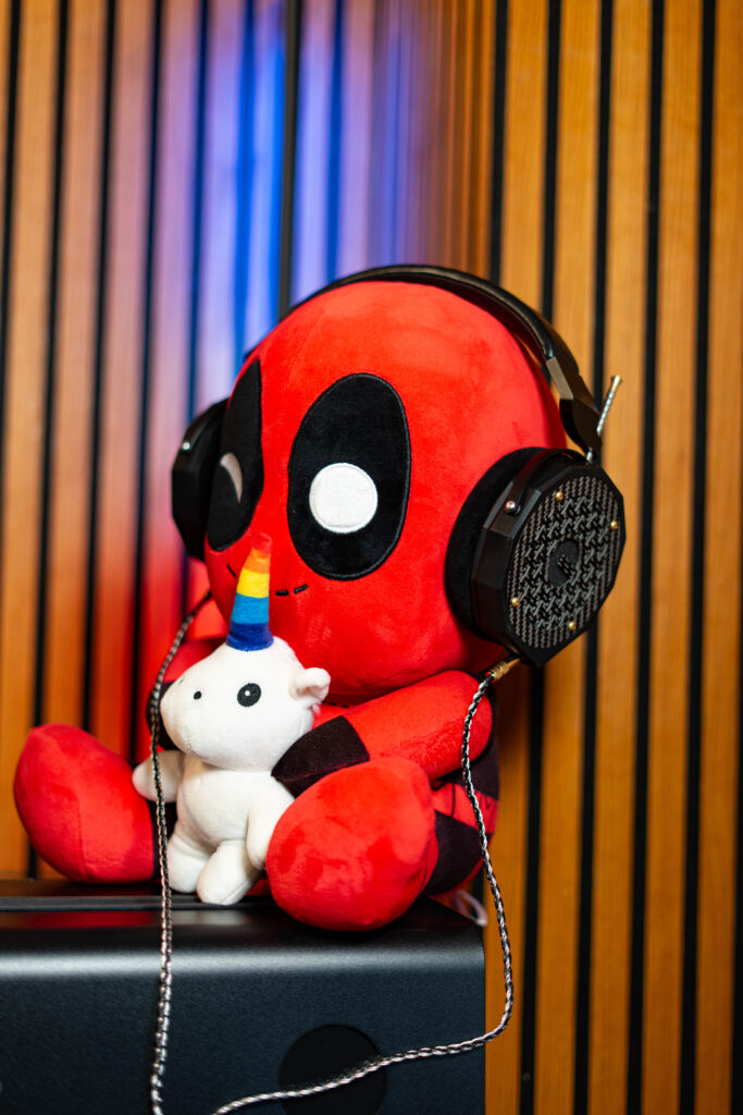 Omne Audio Hendeka getragen von Deadpool seitliche Ansicht