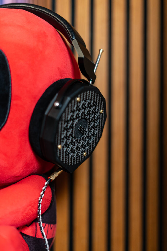 Omne Audio Hendeka getragen von Deadpool seitliche Ansicht Detail