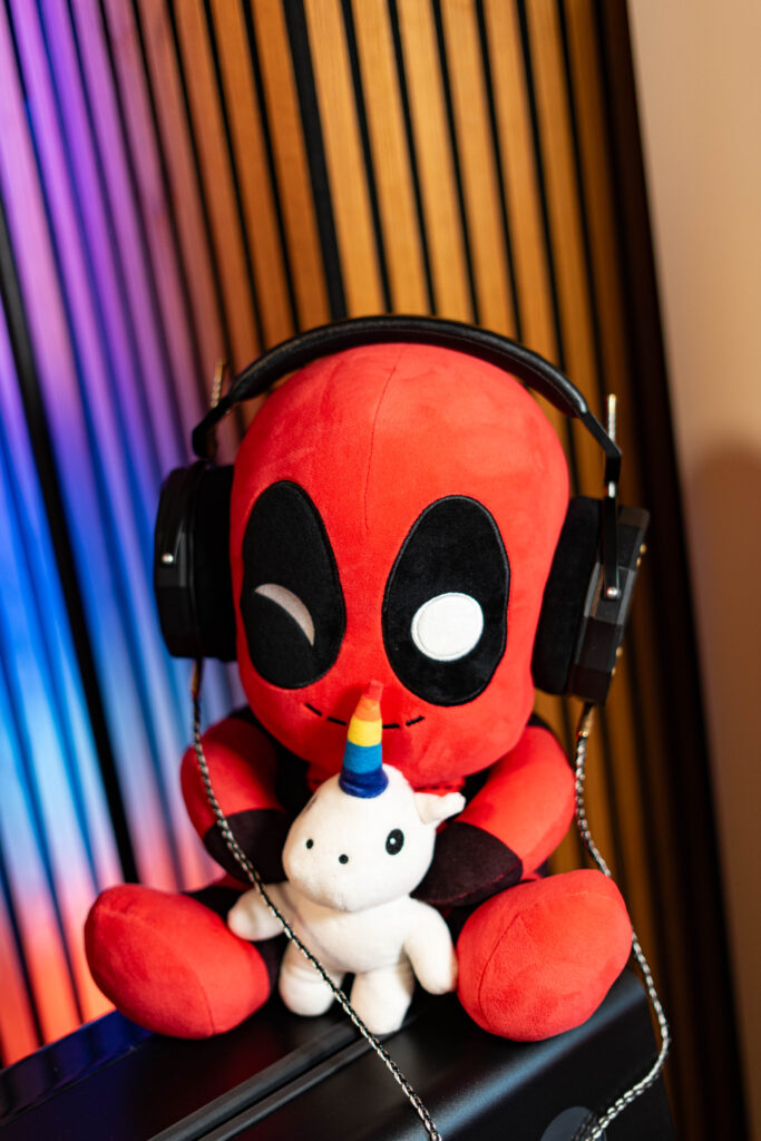 Omne Audio Hendeka getragen von Deadpool sicht von Vorne