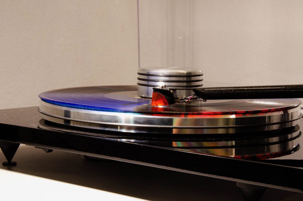 Brand of Sacrifice - Lifeblood gespielt mit Ortofon 2M Bronze auf EAT Prelude mit bFly-Audio PG1-mk2 Plattengewicht seitliche Ansicht