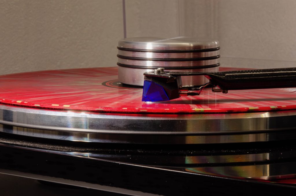 Avatar - Hail The Apocalypse - gespielt mit Ortofon 2M Blue auf EAT Prelude mit bFly-Audio PG1-mk2 Plattengewicht seitliche Ansicht