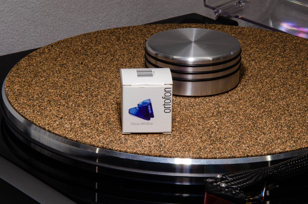 Ortofon 2M Blue in Verpackung mit bFly-Audio PG1-mk2 Plattengewicht