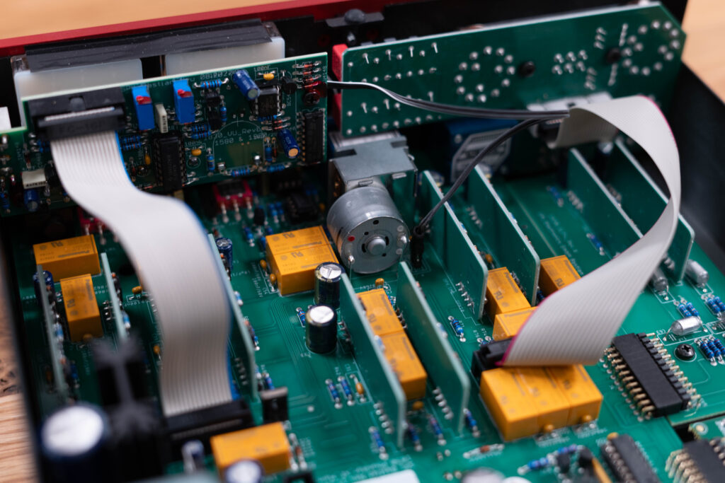 SPL Phonitor xe von innen, mit Blick auf den Lautsträrkereglermotor