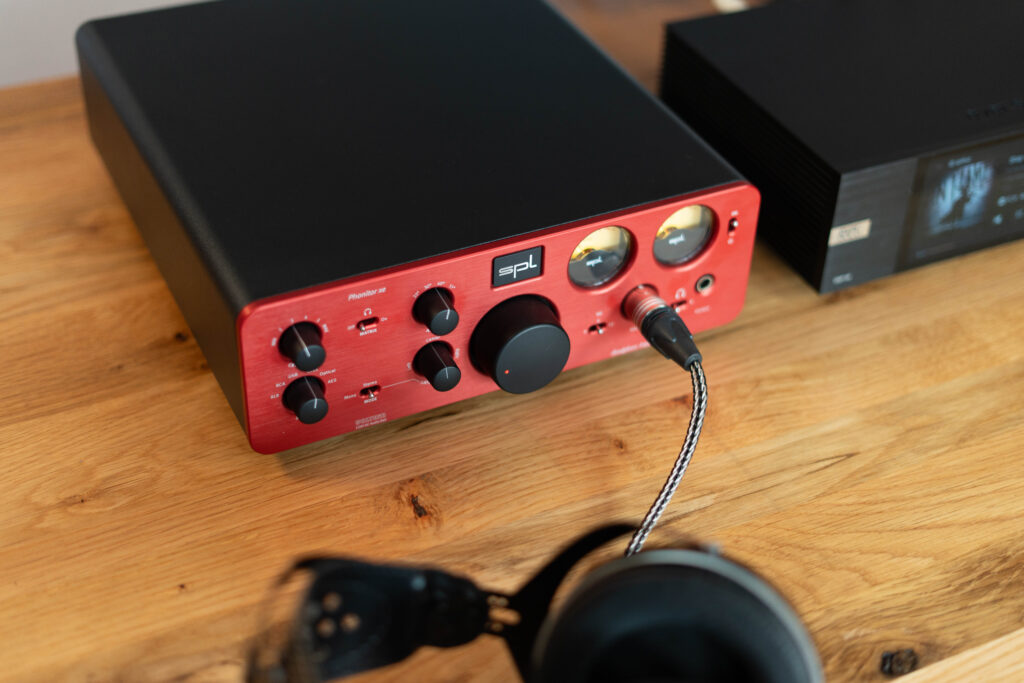 SPL Phonitor xe mit Verum 2 und Evesolo DMP-A6 von schäg oben.