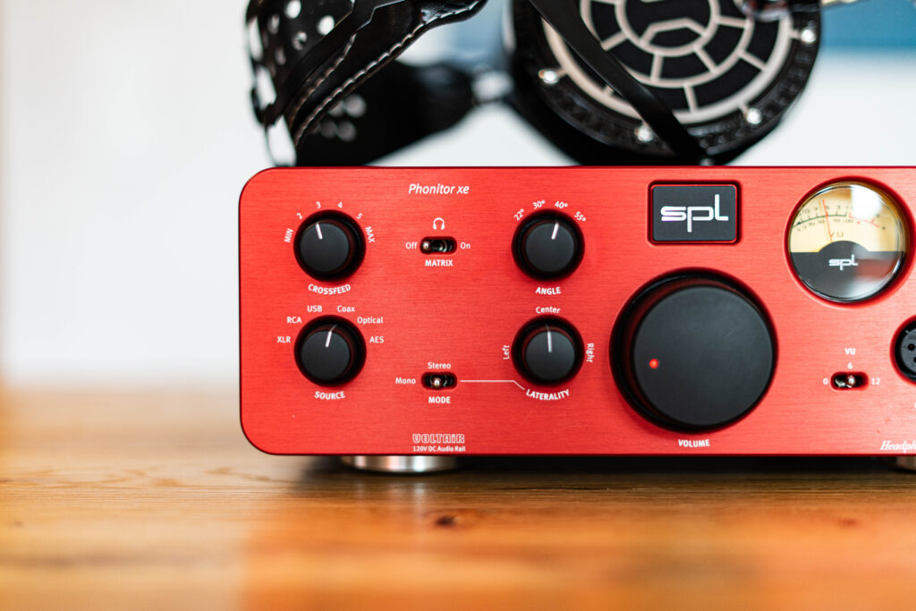 SPL Phonitor xe von vorne mit Bllick auf die Phonitor Matrix