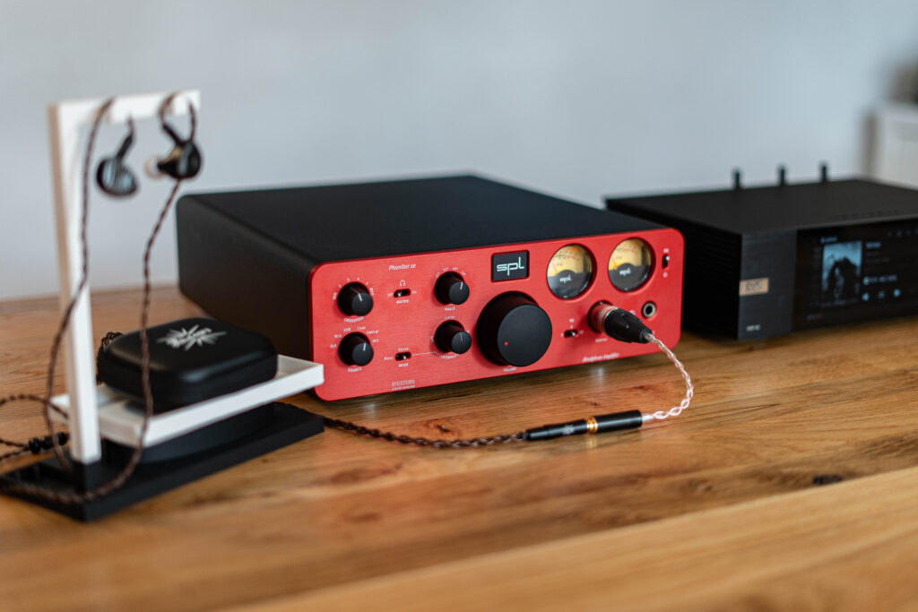 SPL Phonitor xe beim Testen mit IEMs