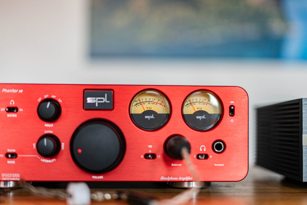 SPL Phonitor xe von vorne mit Blick auf die analogen und beleuchteten VU-Meter